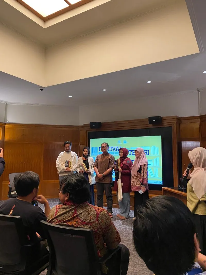 Book Review: The Color Curtain